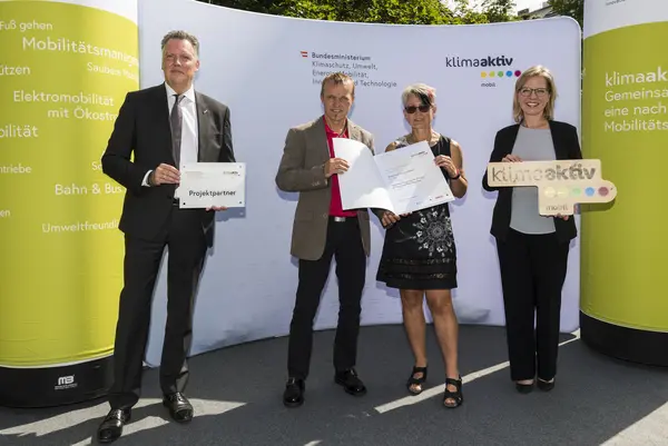 Bettina und Christian Müllner werden für die Fuhrparkumstellung des landwirtschaftlichen Betriebes durch Anschaffung eines E-Hoftracs (Hoflader) ausgezeichnet. Im Bild: Bettina und Christian Müllner gemeinsam mit FBM Leonore Gewessler und Alexander Klacska, Obmann der Bundessparte Transport und Verkehr der Wirtschaftskammer Österreich.