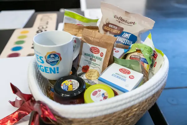 ein Geschenkkorb mit nachhaltigen Produkten