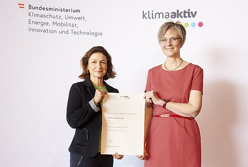DI Dr. Bettina Bergauer, Stellvertretung Stabsstelle Dialog zu Energiewende und Klimaschutz, zeichnete am 24. März 2022 energieeffiziente Betriebe und Beratungsunternehmen aus.  Ausgezeichneter Betrieb und klimaaktiv Projektpartner: Ankerbrot GmbH & Co KG  Im Bild: Tina Schrettner (Leitung Marketingabteilung bei Ankerbrot) mit Bettina Bergauer (BMK)
