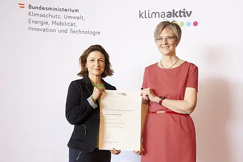 DI Dr. Bettina Bergauer, Stellvertretung Stabsstelle Dialog zu Energiewende und Klimaschutz, zeichnete am 24. März 2022 energieeffiziente Betriebe und Beratungsunternehmen aus.  Ausgezeichneter Betrieb und klimaaktiv Projektpartner: Ankerbrot GmbH & Co KG  Im Bild: Tina Schrettner (Leitung Marketingabteilung bei Ankerbrot) mit Bettina Bergauer (BMK)