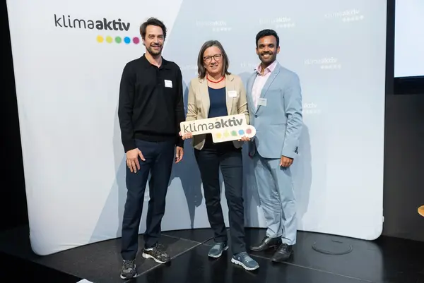 3 Personen auf einer Bühne