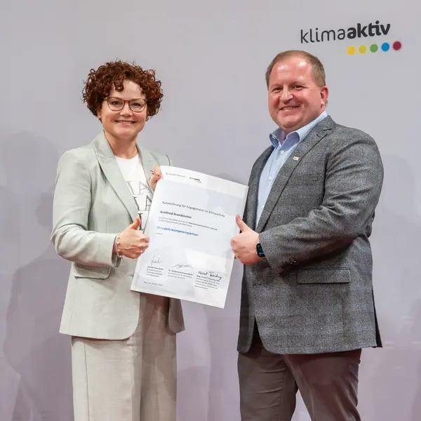 Menschen auf einer Bühne bei einer Veranstaltung