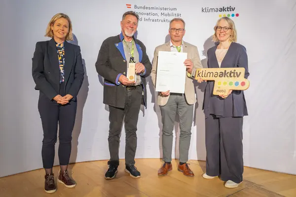 Am 23.9.2025 fand die Verleihung des Fußverkehrs-Awards von klimaaktiv mobil in Graz statt. Im Bild: Bürgermeister Martin Mayerl und Josef Robert Possenig (Gemeinde Dölsach), gemeinsam mit Sektionsleiterin Cornelia Breuß (BMIMI) und Stephanie Schwer (Österreichischer Städtebund)