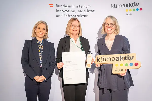 Am 23.9.2025 fand die Verleihung des Fußverkehrs-Awards von klimaaktiv mobil in Graz statt. Im Bild: Regina Barth (Stadtgmeinde Ried im Innkreis), gemeinsam mit Sektionsleiterin Cornelia Breuß (BMIMI) und Stephanie Schwer (Österreichischer Städtebund)