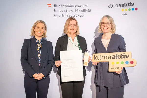 Am 23.9.2025 fand die Verleihung des Fußverkehrs-Awards von klimaaktiv mobil in Graz statt. Im Bild: Regina Barth (Stadtgmeinde Ried im Innkreis), gemeinsam mit Sektionsleiterin Cornelia Breuß (BMIMI) und Stephanie Schwer (Österreichischer Städtebund)