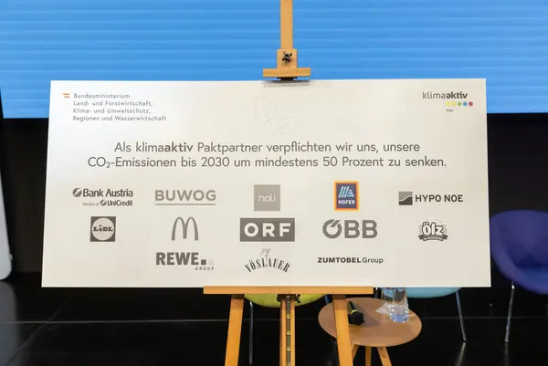 eine Tafel mit Firmenlogos auf einer Staffelei