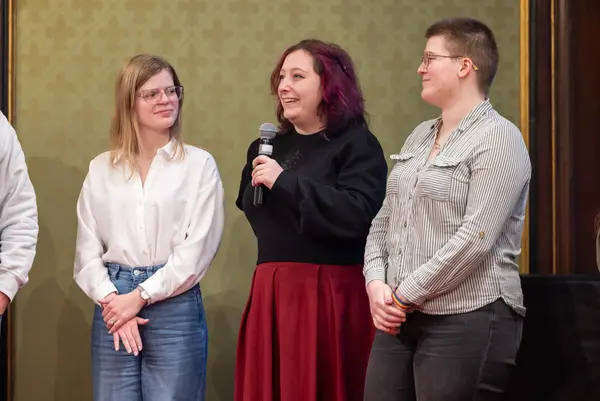 Menschen auf einer Bühne bei einer Veranstaltung