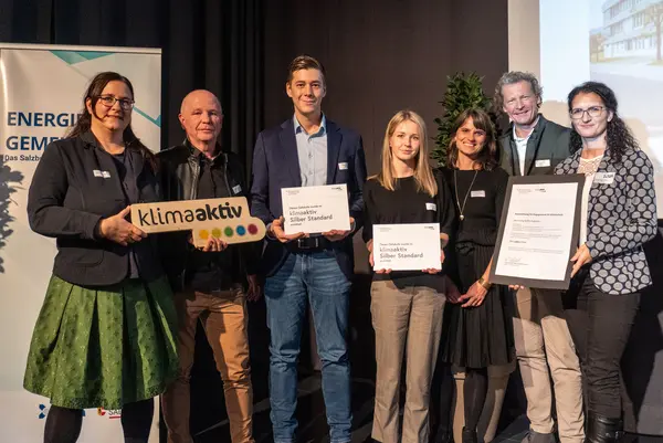 BORG Radstadt Personen mit Urkunden schauen in die Kamera