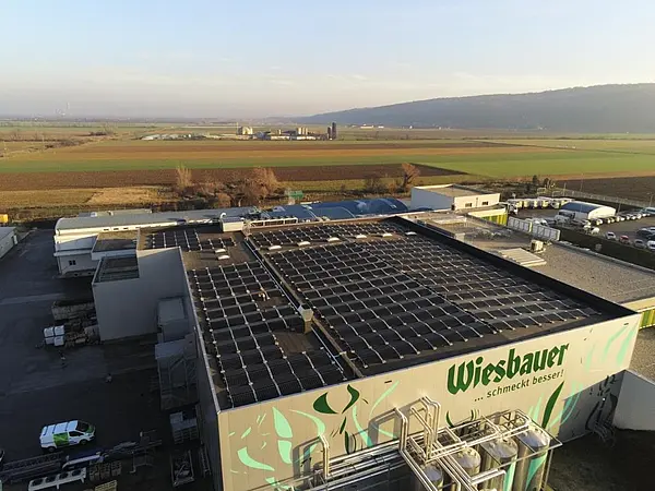 Luftansicht auf PV-Anlage der Wiesbauer Gourmet Gastro GmbH