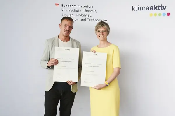 Im Bild: Leopold Schimpl (Energieteam) mit Bettina Bergauer (BMK)