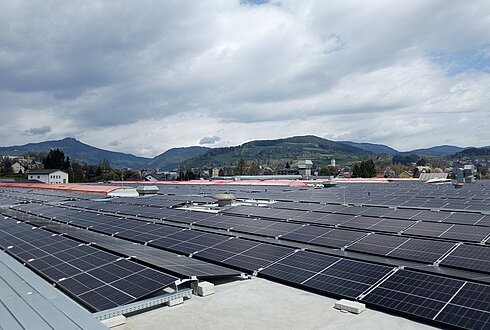 Weiteres Bild vom Dach der Haslinger Stahlbau GmbH. Die PV Paneele sind aus einem anderen Winkel zu sehen.