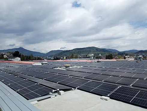 Weiteres Bild vom Dach der Haslinger Stahlbau GmbH. Die PV Paneele sind aus einem anderen Winkel zu sehen.