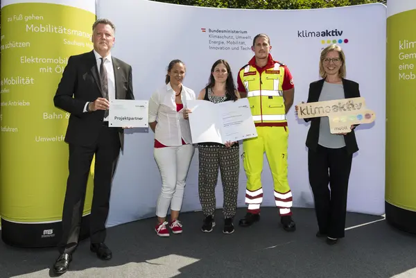 Der Arbeiter-Samariter-Bund-Österreichs, Landesverband Wien wird für die Anschaffung mehrerer E-Bikes und E-Transporträder ausgezeichnet. Im Bild: Bianca Karigl, Alexandra Schikowitz und Florian Kutschera gemeinsam mit FBM Leonore Gewessler und Alexander Klacska, Obmann der Bundessparte Transport und Verkehr der Wirtschaftskammer Österreich.