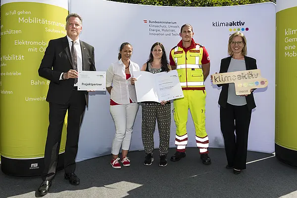 Der Arbeiter-Samariter-Bund-Österreichs, Landesverband Wien wird für die Anschaffung mehrerer E-Bikes und E-Transporträder ausgezeichnet. Im Bild: Bianca Karigl, Alexandra Schikowitz und Florian Kutschera gemeinsam mit FBM Leonore Gewessler und Alexander Klacska, Obmann der Bundessparte Transport und Verkehr der Wirtschaftskammer Österreich.