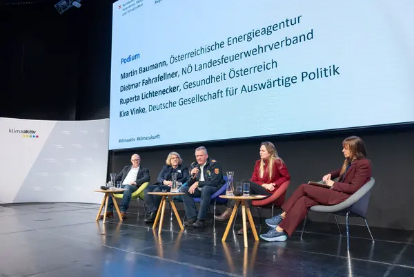 Personen auf einer Bühne bei einer Diskussionsrunde