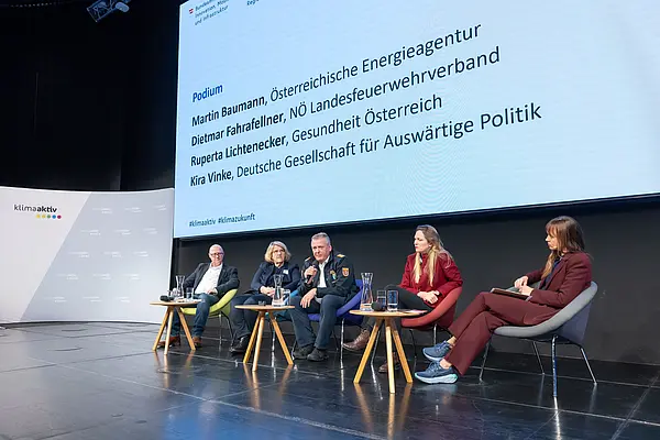 Personen auf einer Bühne bei einer Diskussionsrunde