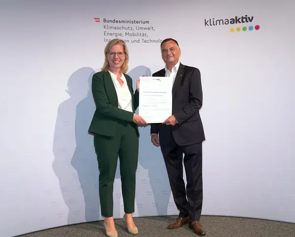 Im Bild: Klimaschutzministerin Leonore Gewessler, Vorstand Helmut Kusternik (meine heimat Gemeinnützige Bau-, Wohn- und Siedlungsgenossenschaft mbH)