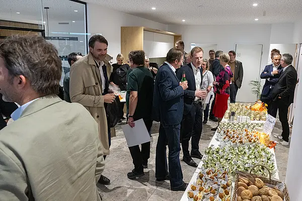 Menschen auf einer Veranstaltung beim Catering