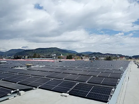 Dach des der Haslinger Stahlbau GmbH. Zu sehen sind einige PV-Paneele