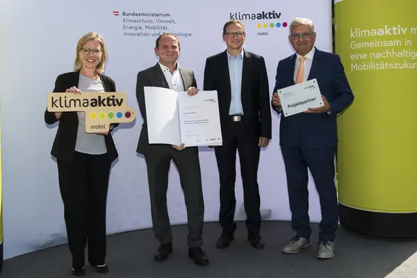 Die Gemeinde Weibern wird für die Errichtung eines Radweges auf der aufgelassenen Bahnstrecke "Haager-Lies" ausgezeichnet.Im Bild: Bürgermeister Manfred Roitinger und Amtsleiter Christian Bell gemeinsam mit FBM Leonore Gewessler und Gemeindebundpräsident Alfred Riedl.