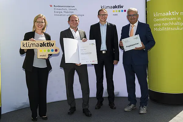 Die Gemeinde Weibern wird für die Errichtung eines Radweges auf der aufgelassenen Bahnstrecke "Haager-Lies" ausgezeichnet.Im Bild: Bürgermeister Manfred Roitinger und Amtsleiter Christian Bell gemeinsam mit FBM Leonore Gewessler und Gemeindebundpräsident Alfred Riedl.