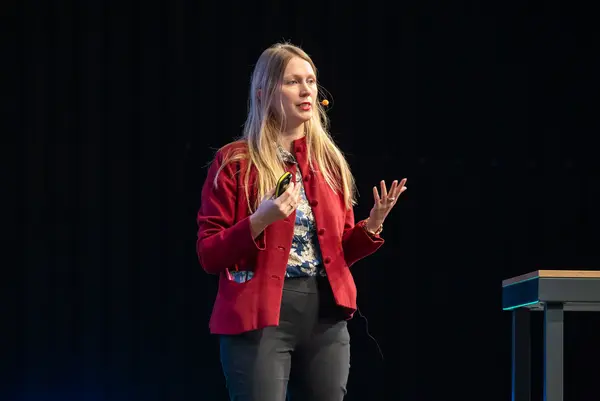 Frau spricht auf einer Bühne