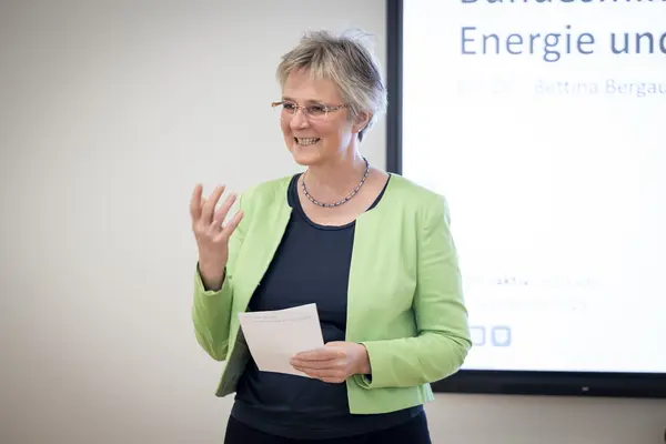 eine Frau spricht auf einer Bühne