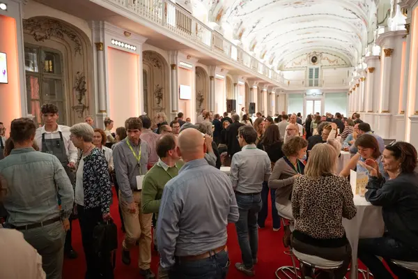 viele Menschen im Universitätsgebäude