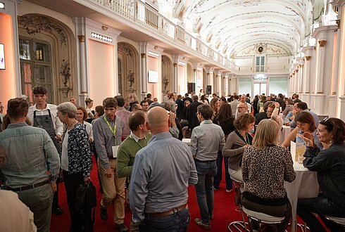 viele Menschen im Universitätsgebäude