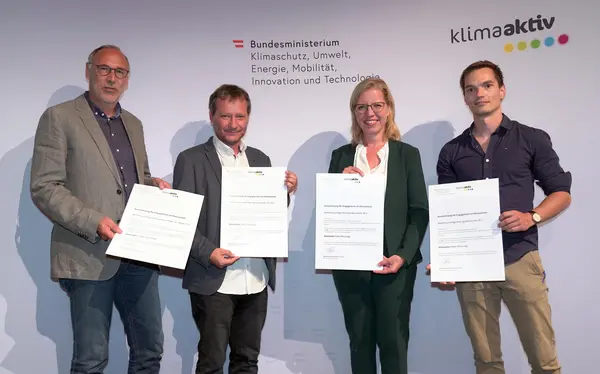 Im Bild: Klimaschutzministerin Leonore Gewessler, Tobias Schmerlaib und Wolfram Stöby (Fortschritt Gemeinnützige Bau-, Wohnungs- und Siedlungsgenossenschaft für Kärnten), Roland Omann (Architekten Falle & Omann)