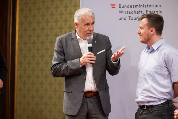 Menschen auf einer Bühne bei einer Veranstaltung