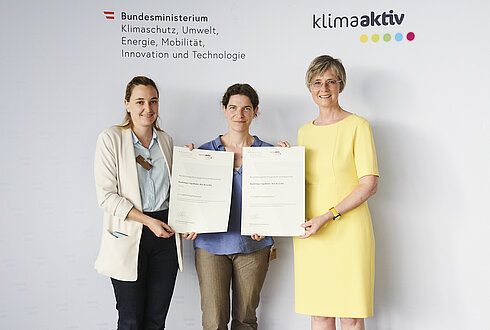 Im Bild: Natalie Egreteau, Anna Gruen-Lastin (Energiemanagerinnen) mit Bettina Bergauer (BMK)