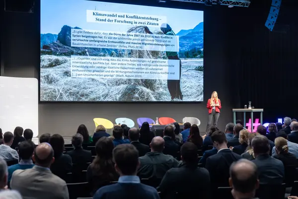 klimaaktiv Konferenz Frau spricht auf einer Bühne