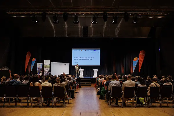 ein Raum voller Menschen auf einer Konferenz