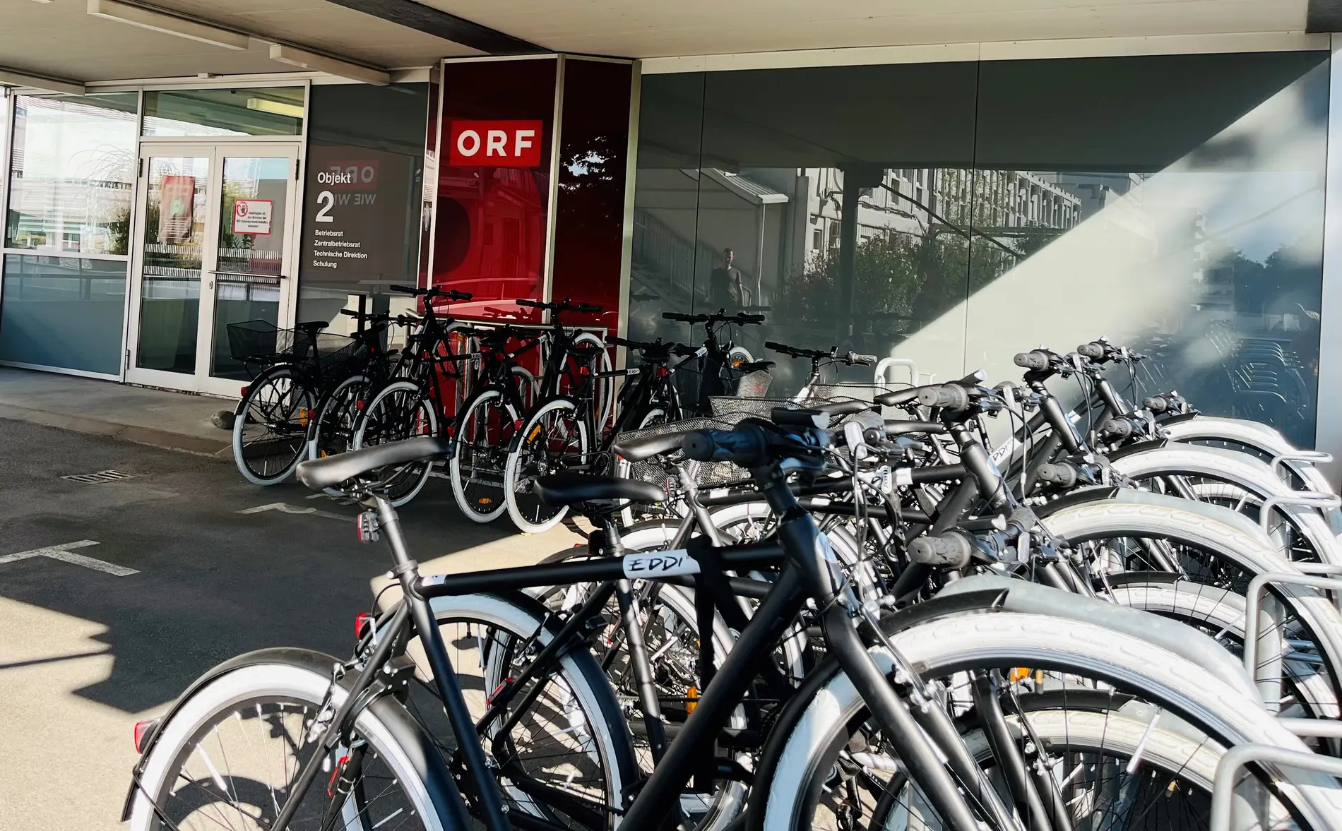 Überdachte Fahrradabstellanlage mit einigen Fahrrädern