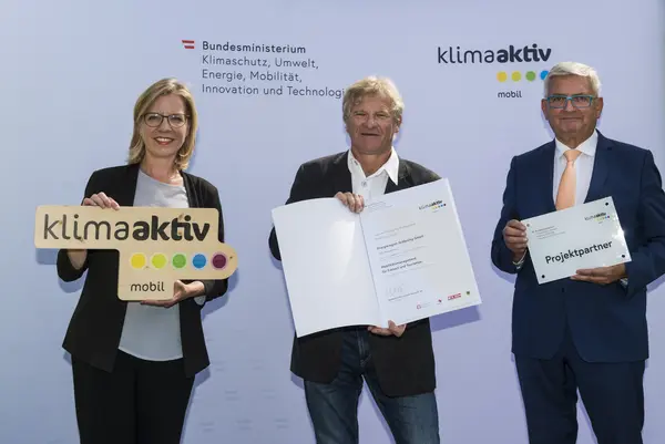 Die Energieregion Gröbming wird für den Ausbau des Radroutennetzes und die Erstellung eines Maßnahmenkatalogs zur Förderung des Radverkehrs ausgezeichnet. Im Bild: Ernst Nussbaumer gemeinsam mit FBM Leonore Gewessler und Gemeindebundpräsident Alfred Riedl.
