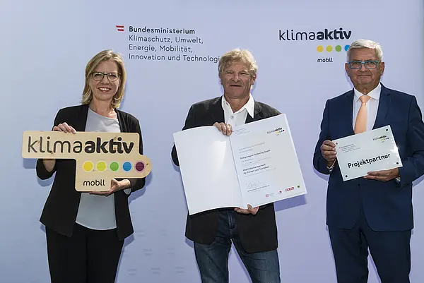 Die Energieregion Gröbming wird für den Ausbau des Radroutennetzes und die Erstellung eines Maßnahmenkatalogs zur Förderung des Radverkehrs ausgezeichnet. Im Bild: Ernst Nussbaumer gemeinsam mit FBM Leonore Gewessler und Gemeindebundpräsident Alfred Riedl.