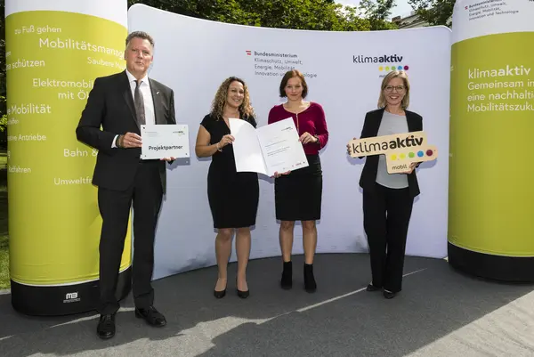 Die Wilhelm Gronbach GmbH & Co. KG wird für die Umsetzung von umweltfreundlichen Mobilitätsmaßnahmen zur Förderung der nachhaltigen Mobilität der Mitarbeitenden ausgezeichnet. Im Bild: Christine Wagner und Jana Kovacova gemeinsam mit FBM Leonore Gewessler und Alexander Klacska, Obmann der Bundessparte Transport und Verkehr der Wirtschaftskammer Österreich.