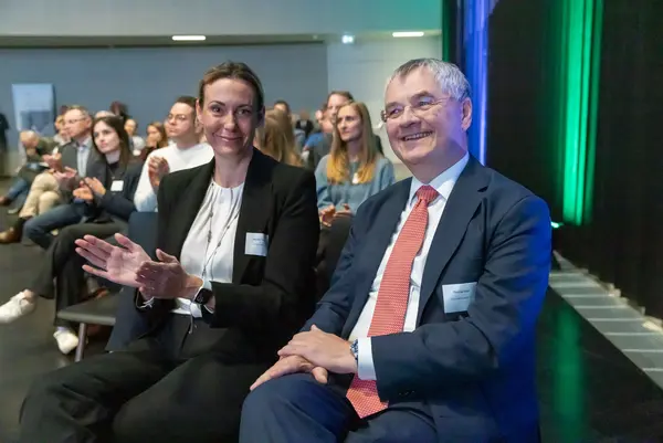 Besucher:innen auf einer Veranstaltung 