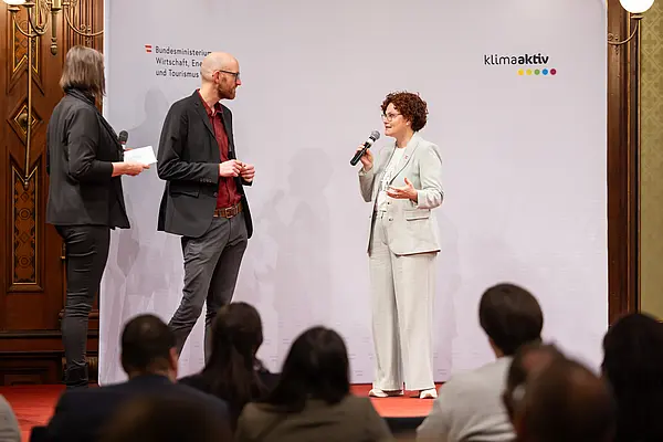 Menschen auf einer Bühne bei einer Veranstaltung