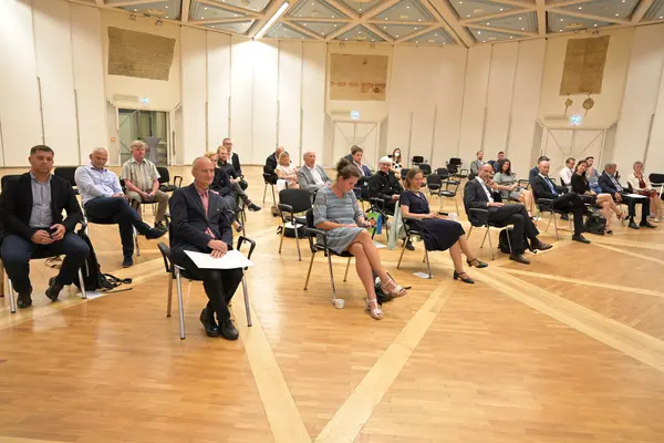 Im Bild: Die Kompetenzpartner:innen im Saal verteilt