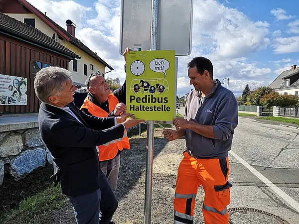 Aufhängen der Pedibus-Haltestelletafel