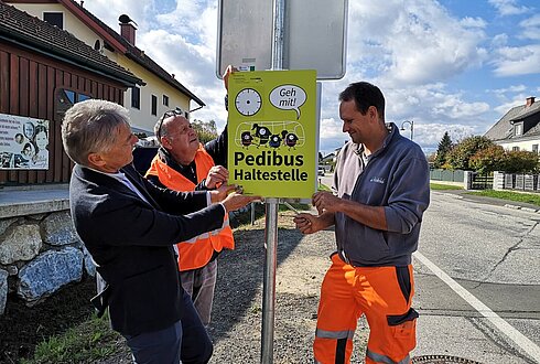 Aufhängen der Pedibus-Haltestelletafel