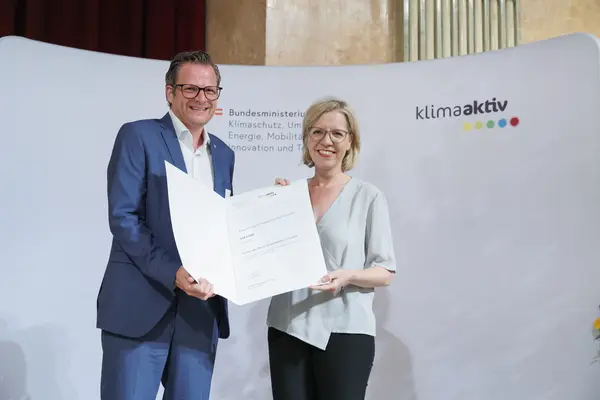 Werner Pink von Pink GmbH gemeinsam mit BM Leonore Gewessler