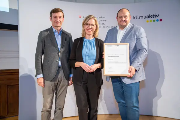 Im Bild: (Herbert Schlossnikl (Vöslauer Mineralwasser GmbH) Klimaschutzministerin Leonore Gewessler,  und Walter Goisser (Vöslauer Mineralwasser GmbH)