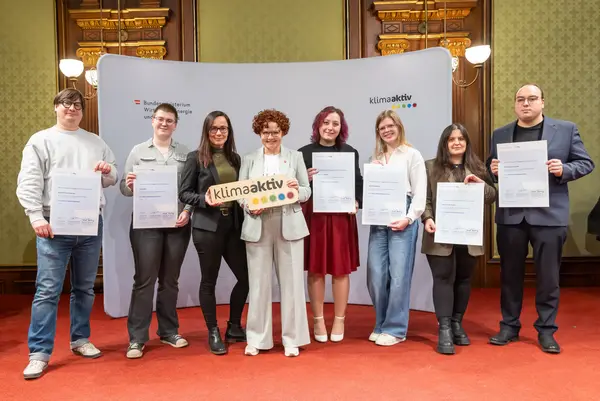 Menschen auf einer Bühne bei einer Veranstaltung