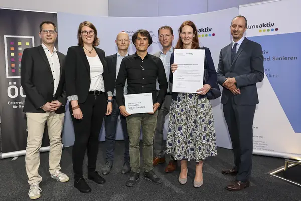 Ausgezeichnetes Projekt: Wohngebäude Alszeile 28A, 1170 Wien<br /> Fertigstellung, 817 von 1000 klimaaktiv Punkten, klimaaktiv SILBER<br /><br />  Bauherrschaft: Familienwohnbau gemeinnützige Bau- und Siedlungsgesellschaft m.b.H.<br /> Architektur: Riepl Kaufmann Bammer Architektur<br /> Bauphysik: IBO – Österreichisches Institut für Bauen und Ökologie GmbH<br /> Haustechnik: MAHR + PARTNER Ingenieurbüro GmbH<br /> klimaaktiv Consultant: Familienwohnbau gemeinnützige Bau- und Siedlungsgesellschaft m.b.H.