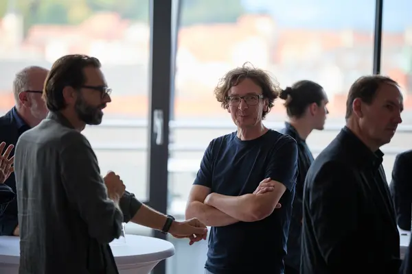 Zuhörer:innen auf einer Veranstaltung