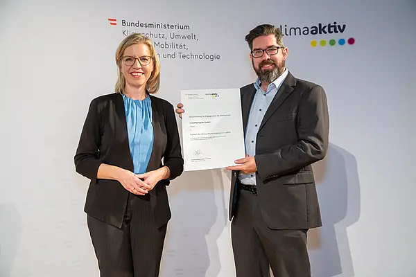 Im Bild: Klimaschutzministerin Leonore Gewessler und Oliver Percl (crowd4projects GmbH)
