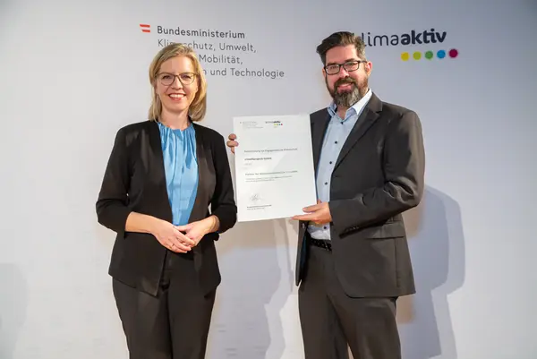 Im Bild: Klimaschutzministerin Leonore Gewessler und Oliver Percl (crowd4projects GmbH)